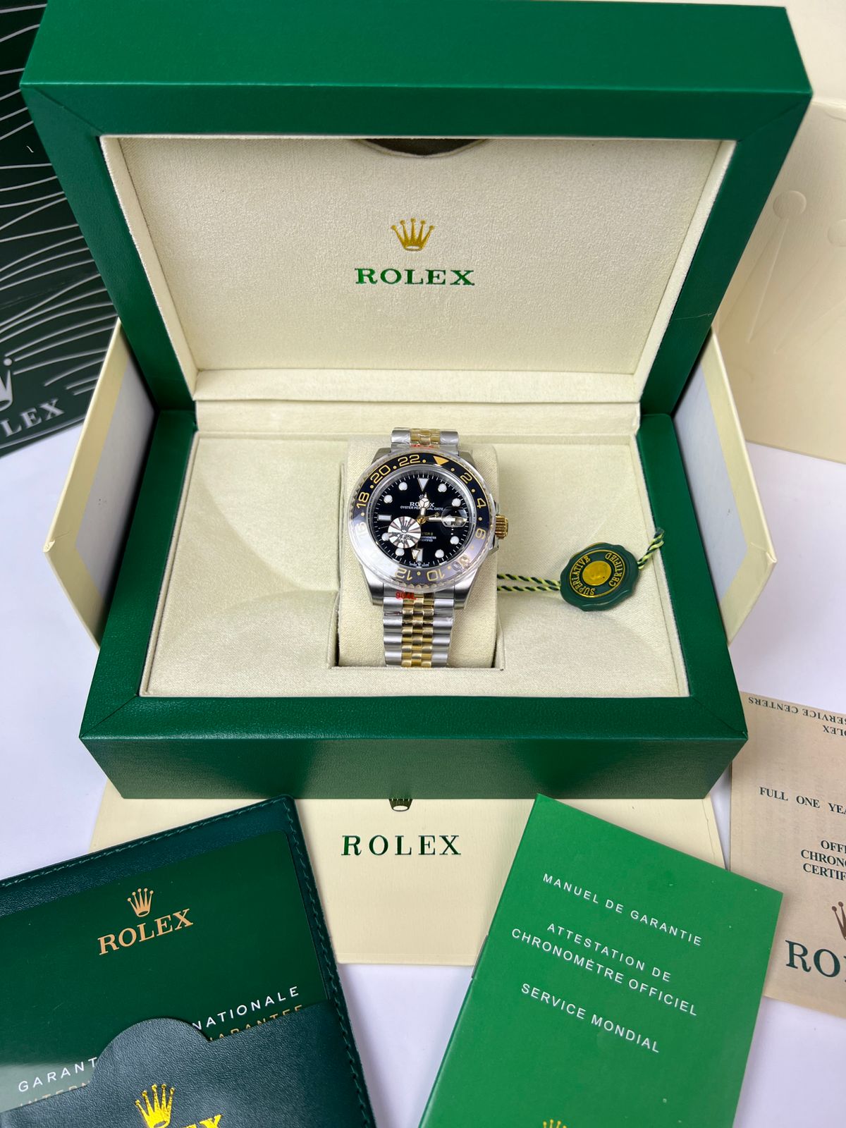 Rolex GMT-Master II Bicolore Noir-Gris – L’Harmonie du Style et de la Fonction