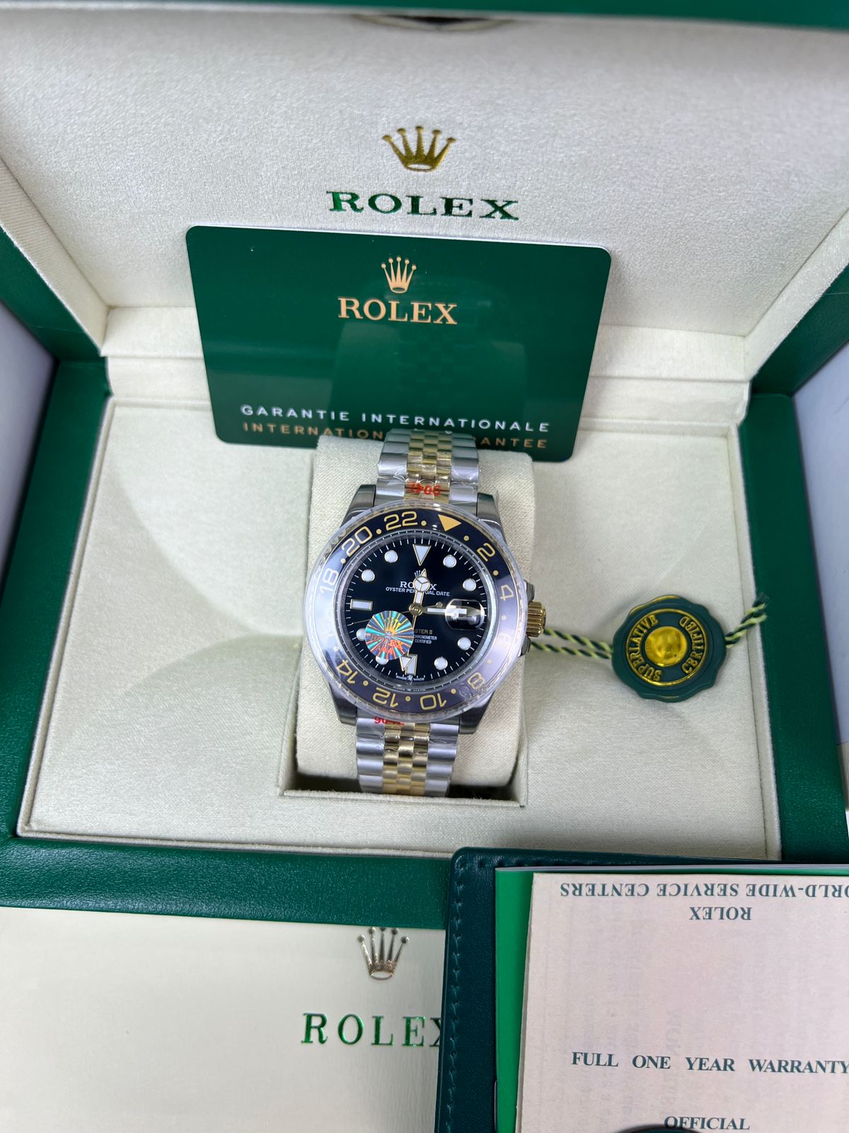 Rolex GMT-Master II Bicolore Noir-Gris – L’Harmonie du Style et de la Fonction
