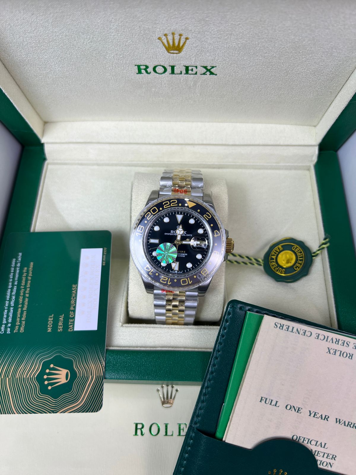 Rolex GMT-Master II Bicolore Noir-Gris – L’Harmonie du Style et de la Fonction